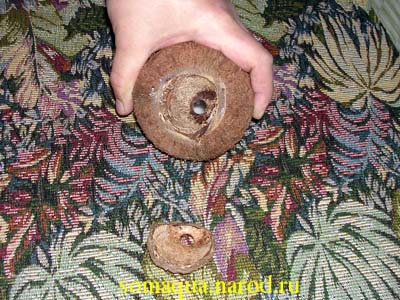 С помощью электролобзика легко распелить кокос пополам...